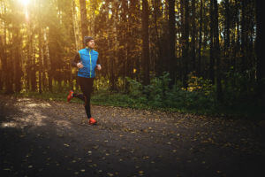 hombre corriendo por la mañana