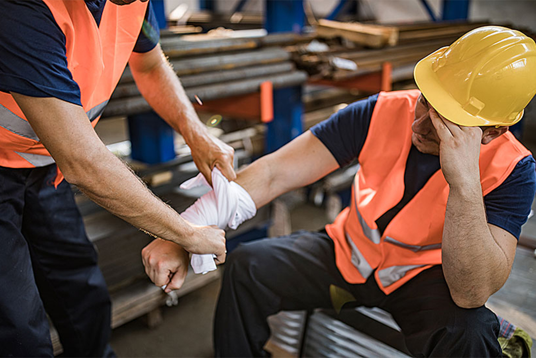 clutching-injured-wrist-img